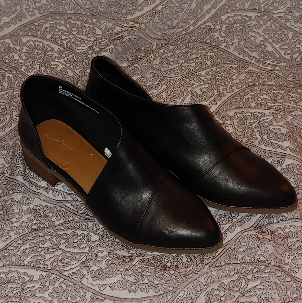 Cut out black flats